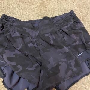 Lululemon Hottie Hot 2.5 inch Low Rise Camo Size 8